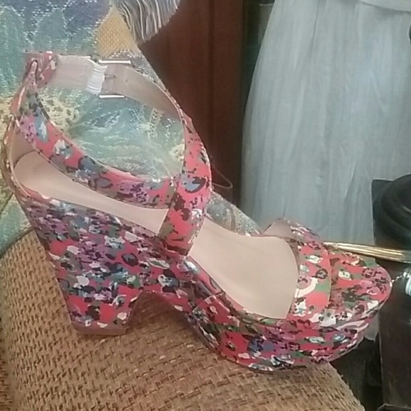 BEAUTIFUL FLORAL JUSTFABS - Picture 2 of 6